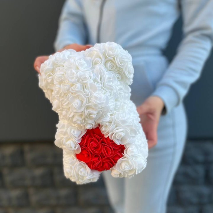 Медведь с красным седцем в Энгельсе