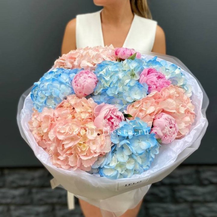 Дуобукет гортензии с пионами  в Энгельсе