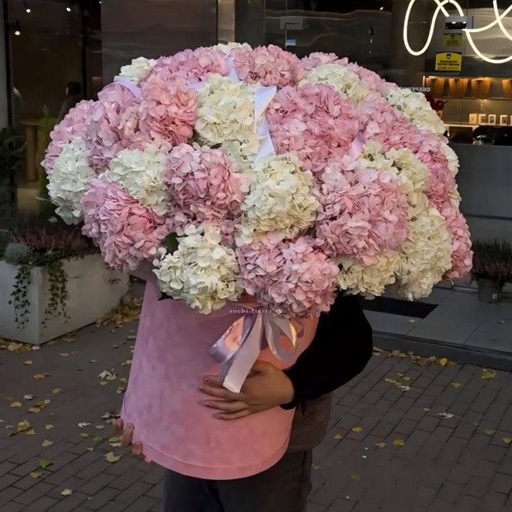 Дизайнерский цилиндр с гортензиями  в Энгельсе