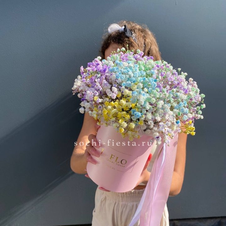 Радужные гипсофилы в шляпной коробке в Энгельсе