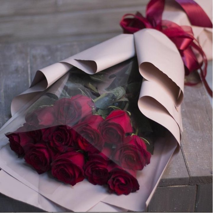 11 голландских роз в оформлении в Энгельсе