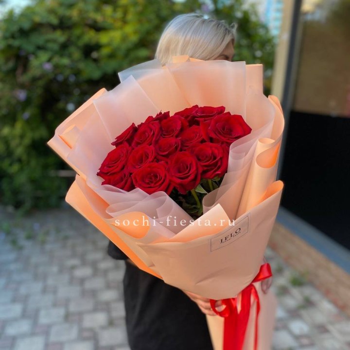15 голландских роз в оформлении в Энгельсе