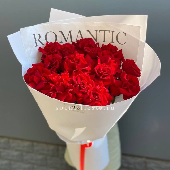 19 высоких роз в оформлении в Энгельсе