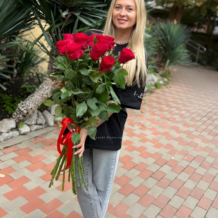 15 высоких красных роз в Энгельсе