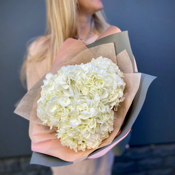 Букет из трёх белых гортензий в Энгельсе