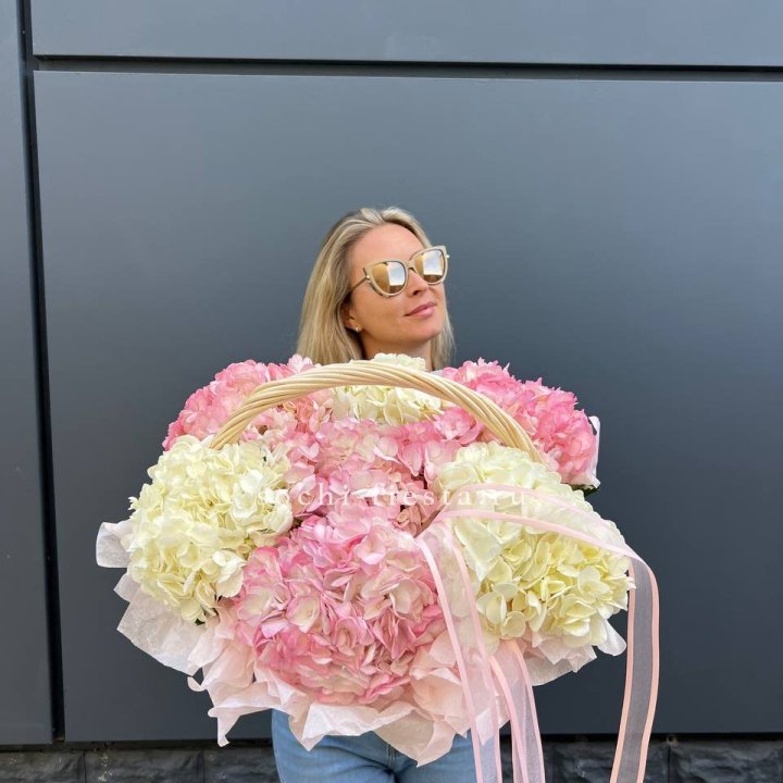 7 гортензий в корзине в Энгельсе