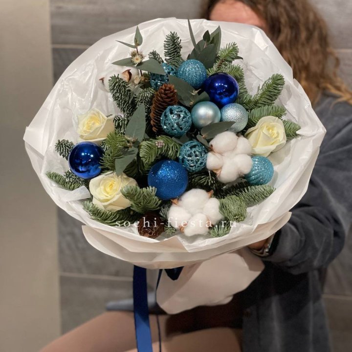 Новогодний букет "Синий иней" в Энгельсе
