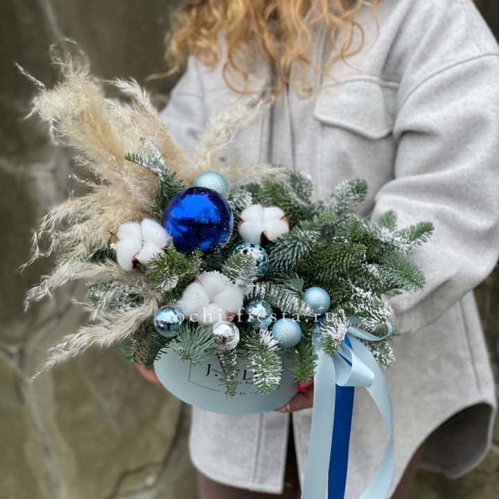 Новогодняя композиция в коробке блю в Энгельсе