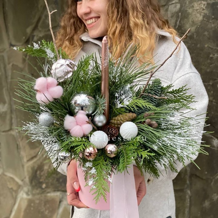 Новогодняя композиция в коробке пинк в Энгельсе