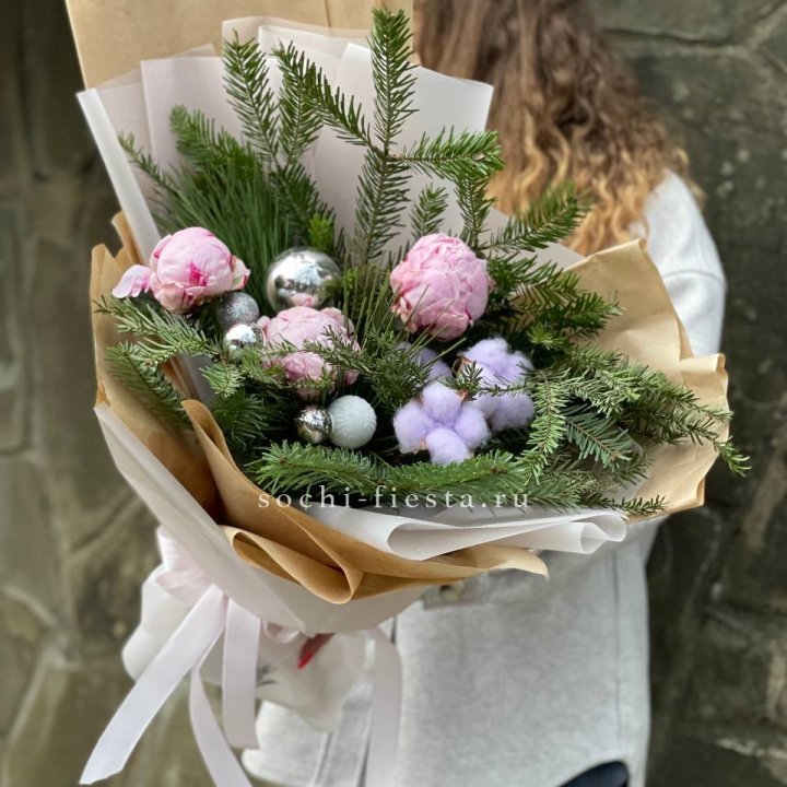 Новогодний букет с пионами  в Энгельсе