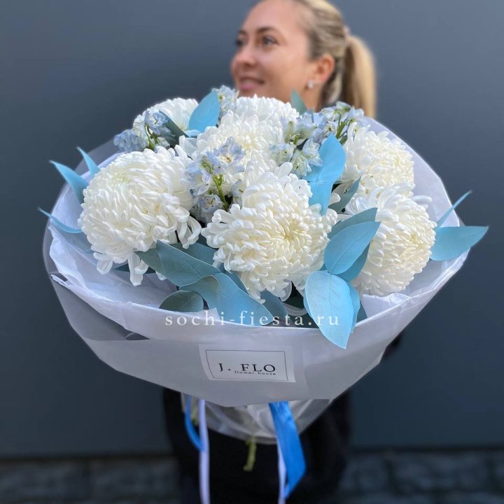 Букет хризантем Бигуди и дельфиниума  в Энгельсе