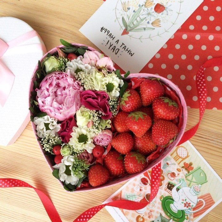 Бокс с клубникой и цветами в Энгельсе