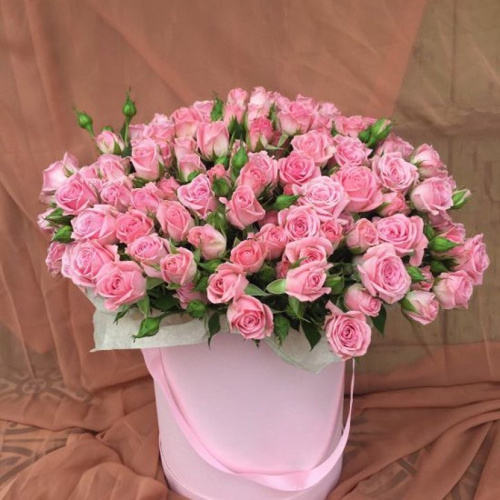 Кустовые розы в коробке в Энгельсе