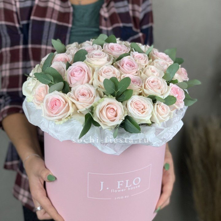 35 розовых роз в цилиндре в Энгельсе