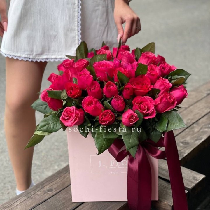 55 алых роз в кубе в Энгельсе