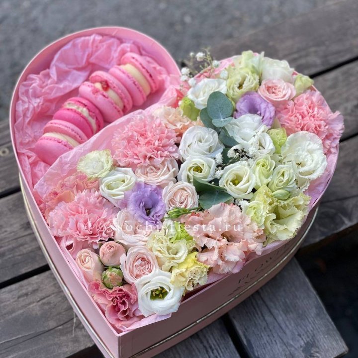 Бокс-сердце с макарон "Пинк" в Энгельсе