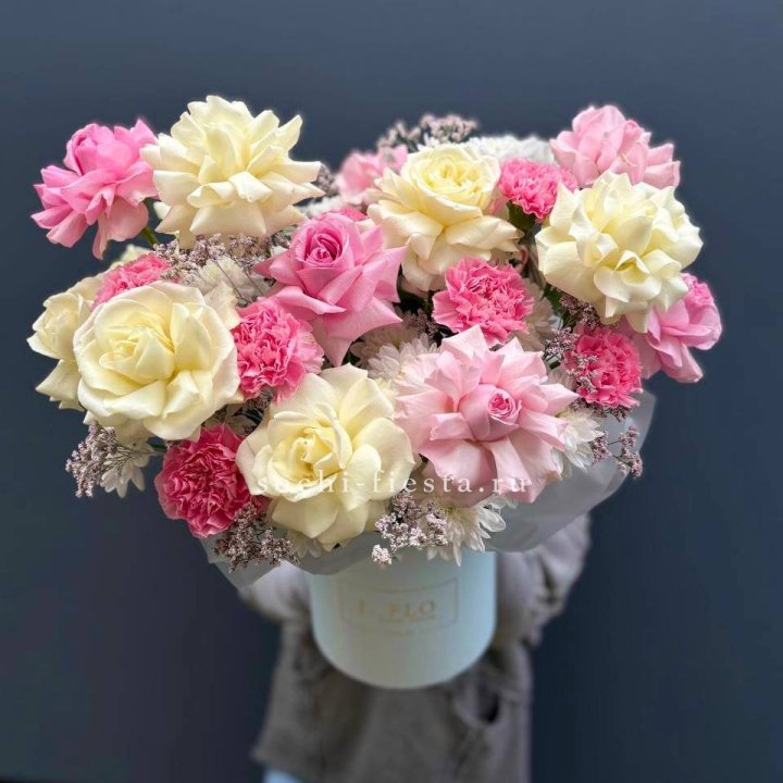 Коробка французских роз и диантусов "Бони" в Энгельсе