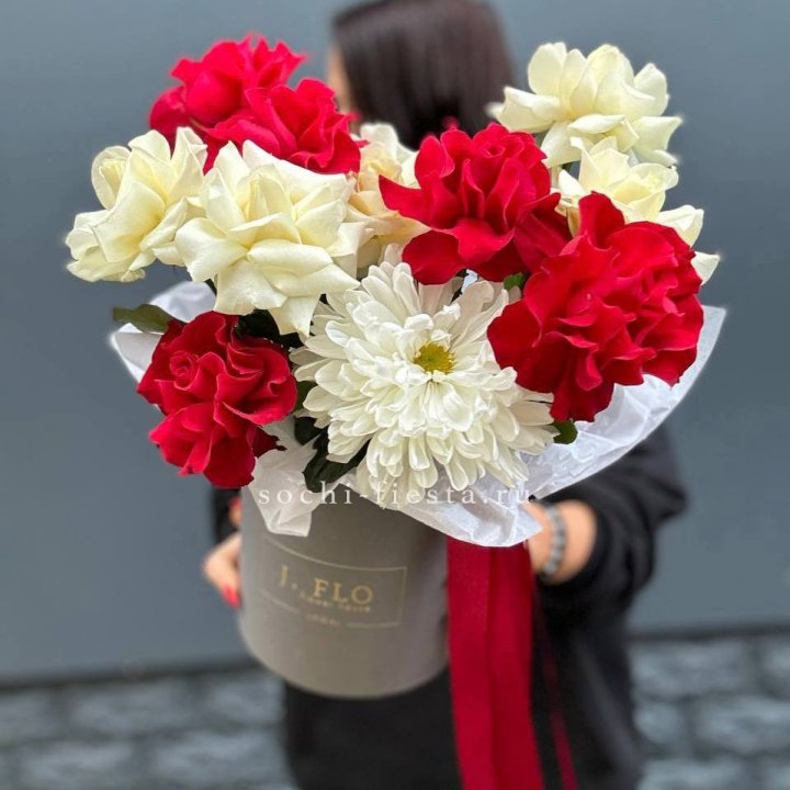 Французские розы с хризантемой в боксе в Энгельсе