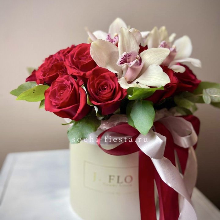 Розы и орхидеи в боксе в Энгельсе