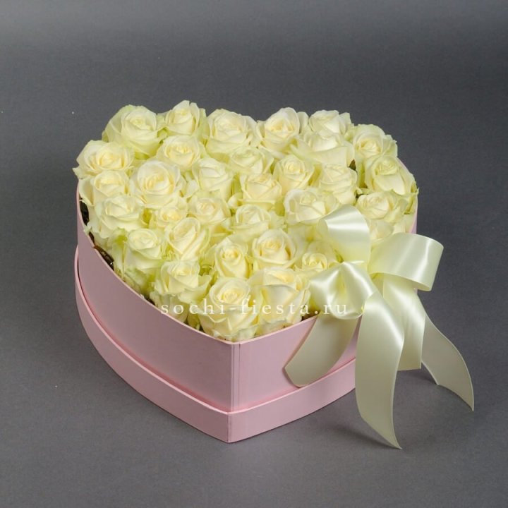 35 белых роз в коробке "Сердце" в Энгельсе