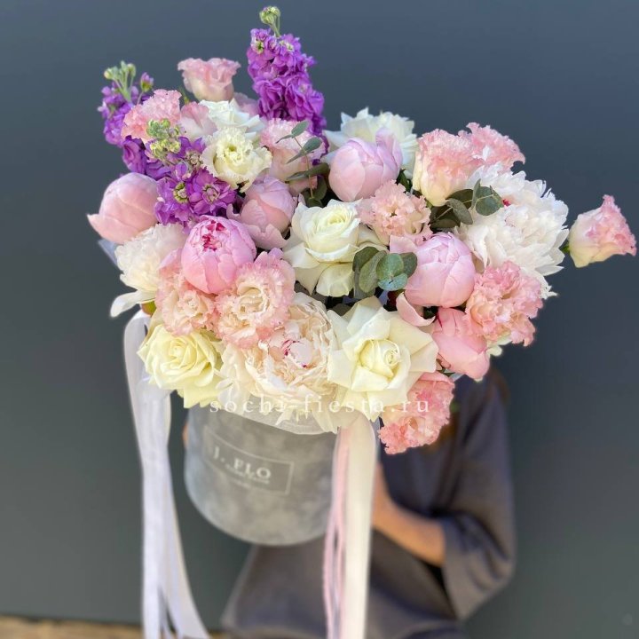 Дизайнерский цилиндр с пионами "Ривьера" в Энгельсе