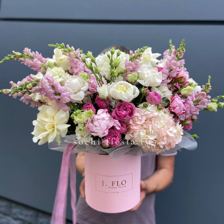 Дизайнерский цилиндр с пионами "Саманта" в Энгельсе