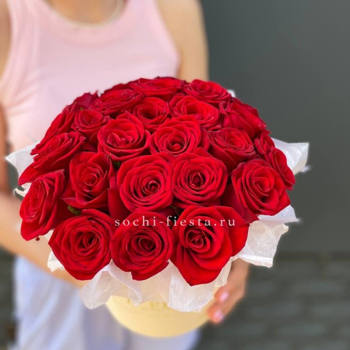 Красные розы в цилиндре в Энгельсе