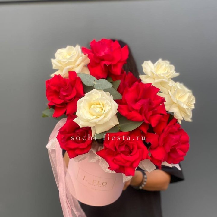 13 Французских роз в боксе в Энгельсе