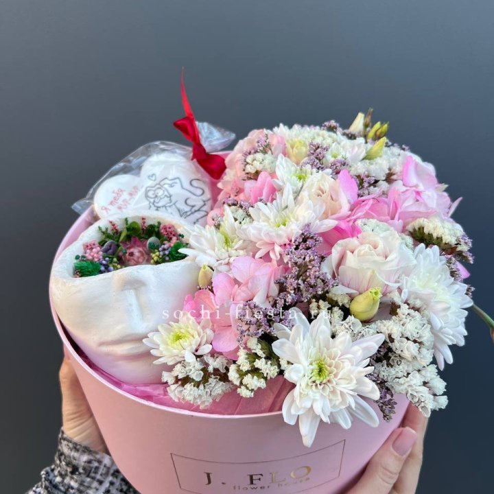 Цветы и свеча в коробке в Энгельсе