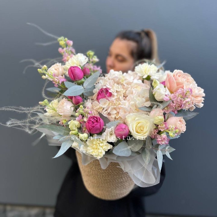 Цветочная композиция в джутовом боксе  в Энгельсе