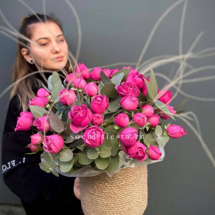 Пионовидные розы Мисти Бабблс в джутовом кашпо в Энгельсе