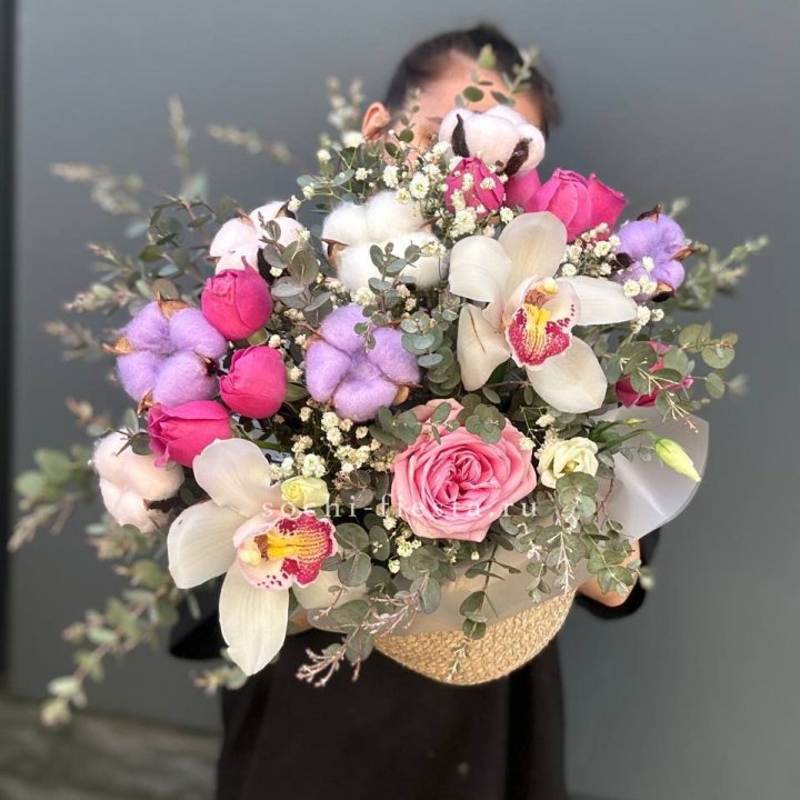 Орхидея и розы в джутовом кашпо в Энгельсе