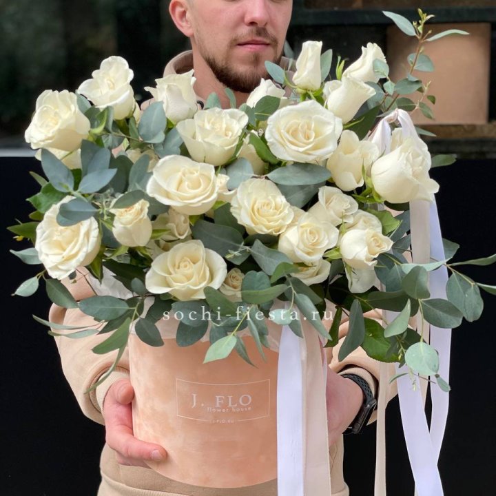 41 белая роз в бархатном боксе в Энгельсе