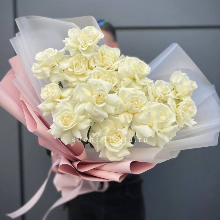 Букет из 15 французских роз Вайт дрим в Энгельсе
