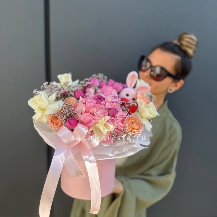 Дизайнерский цилиндр с игрушкой "Лола" в Энгельсе