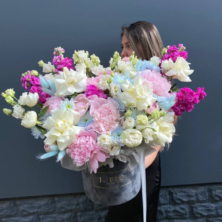 Дизайнерский цилиндр "Пионы гарден" в Энгельсе