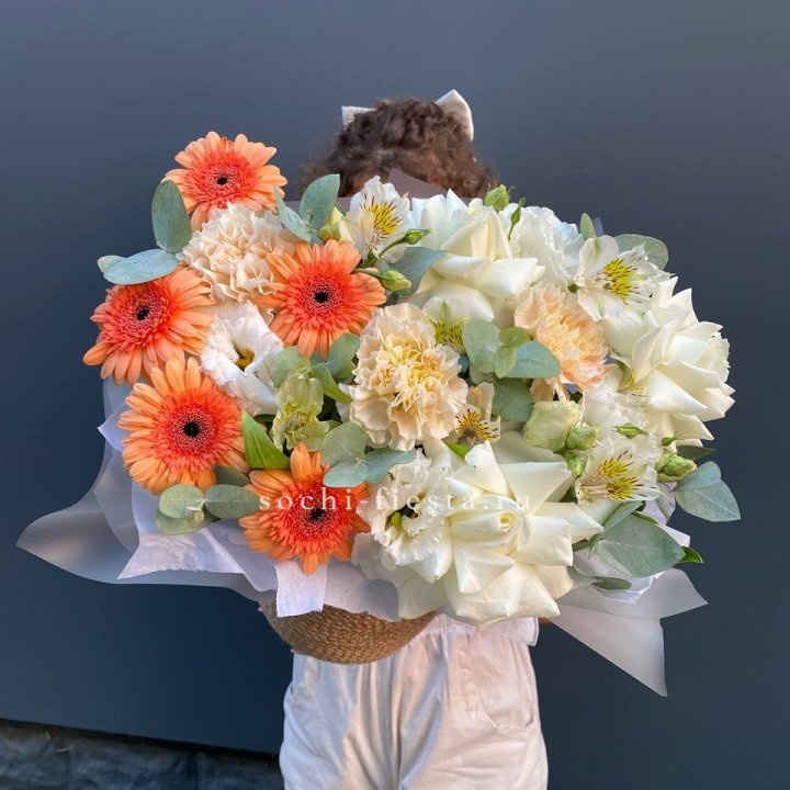 Розы и герберы в джутовом кашпо "Георгино" в Энгельсе