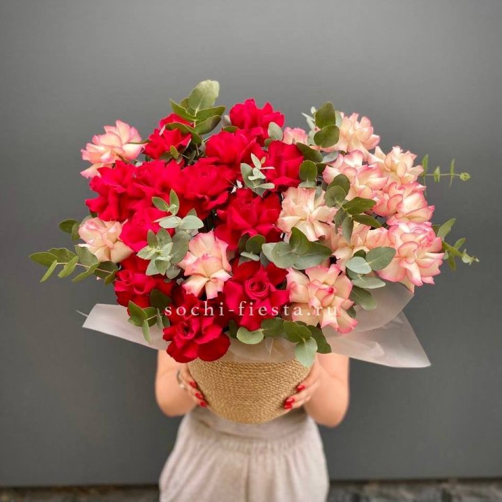 25 Французских роз в джутовом кашпо  в Энгельсе