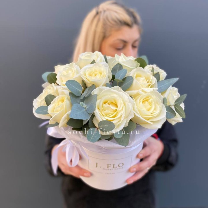 15 белых роз в боксе в Энгельсе