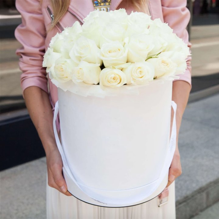 35 белых роз в цилиндре в Энгельсе