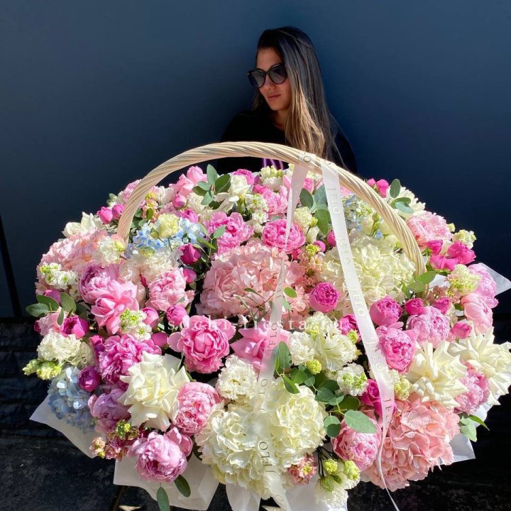 Цветочная корзина из пионов и пионовидных роз "Перфекте" в Энгельсе