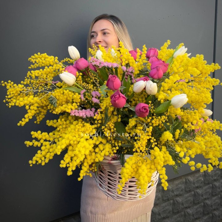 Цветочная корзина с мимозой "Спринг" в Энгельсе