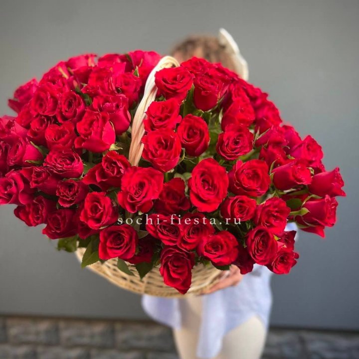 121 красная роза в корзине   в Энгельсе