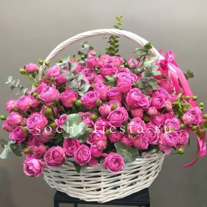 65 пионовидных кустовых роз в корзине в Энгельсе