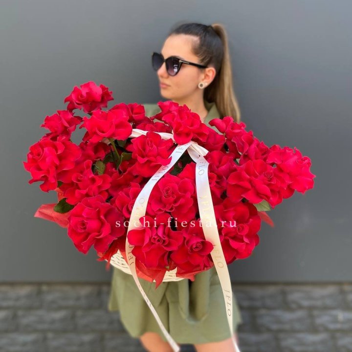 Красные французские розы в корзине в Энгельсе