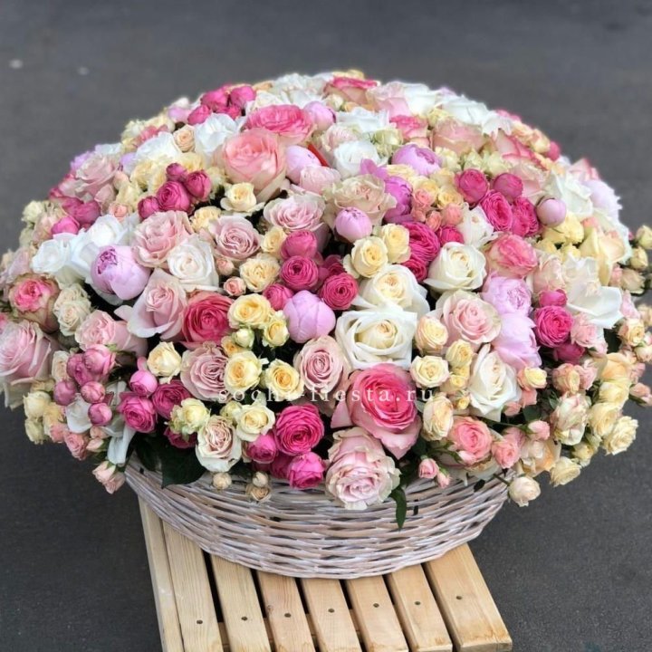 Цветочная корзина из пионов и пионовидных роз "Юниверсити" в Энгельсе