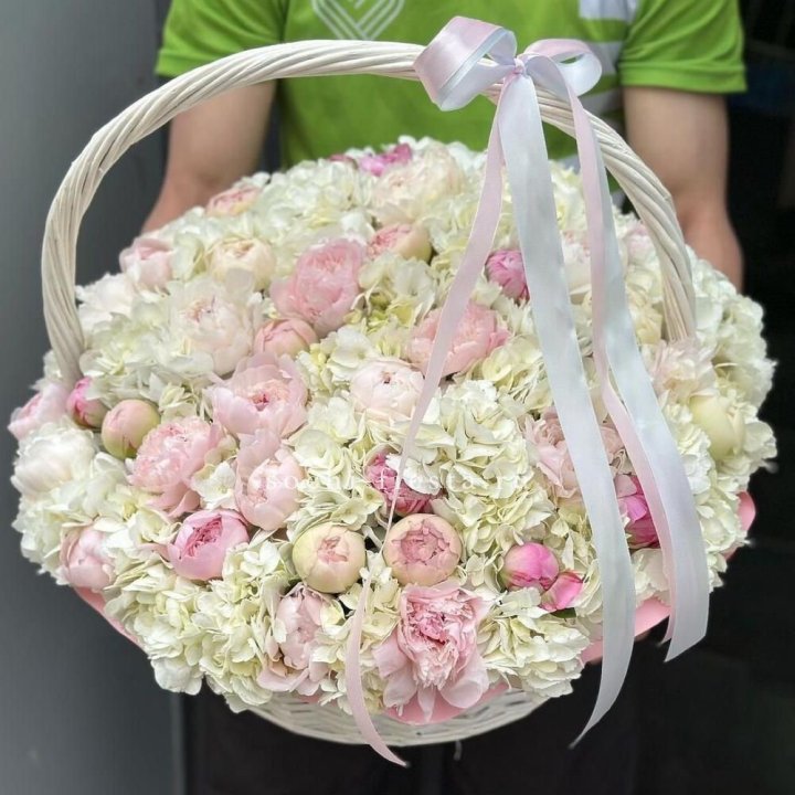 Премиум корзина гортензий и пионов в Энгельсе