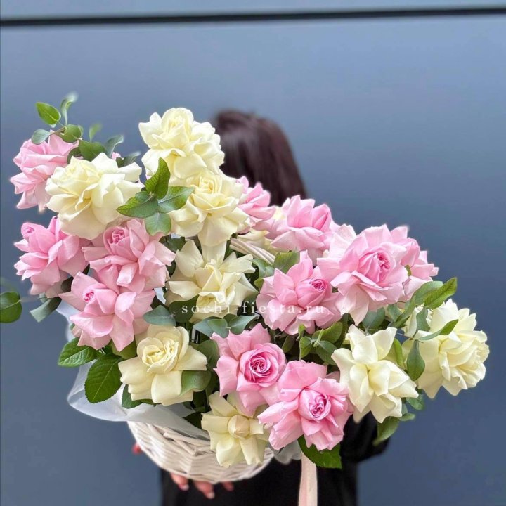 25 Французских роз в корзине в Энгельсе