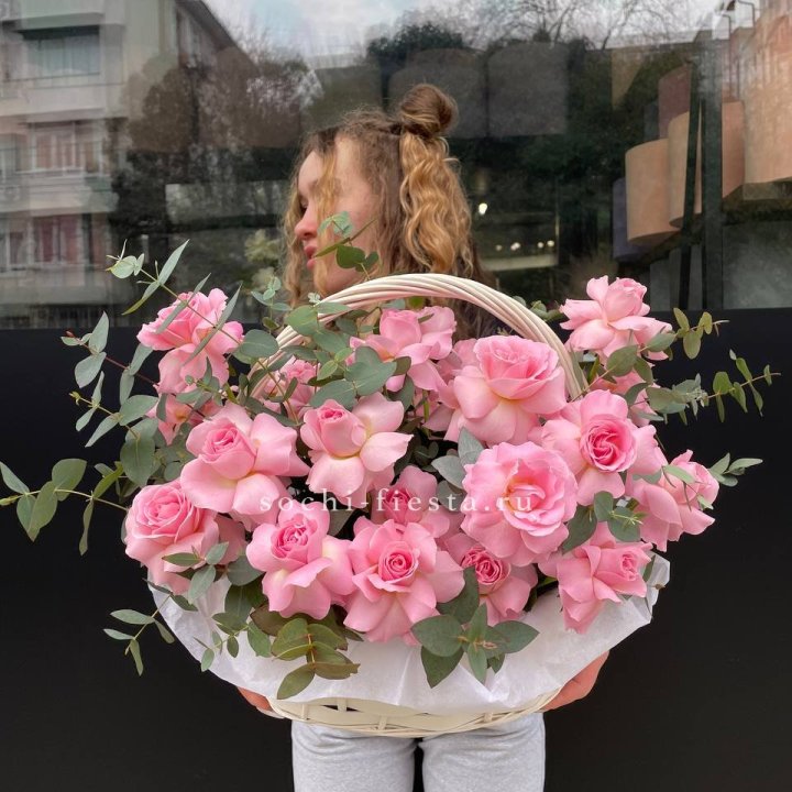 25 роз в цветочной корзине  в Энгельсе