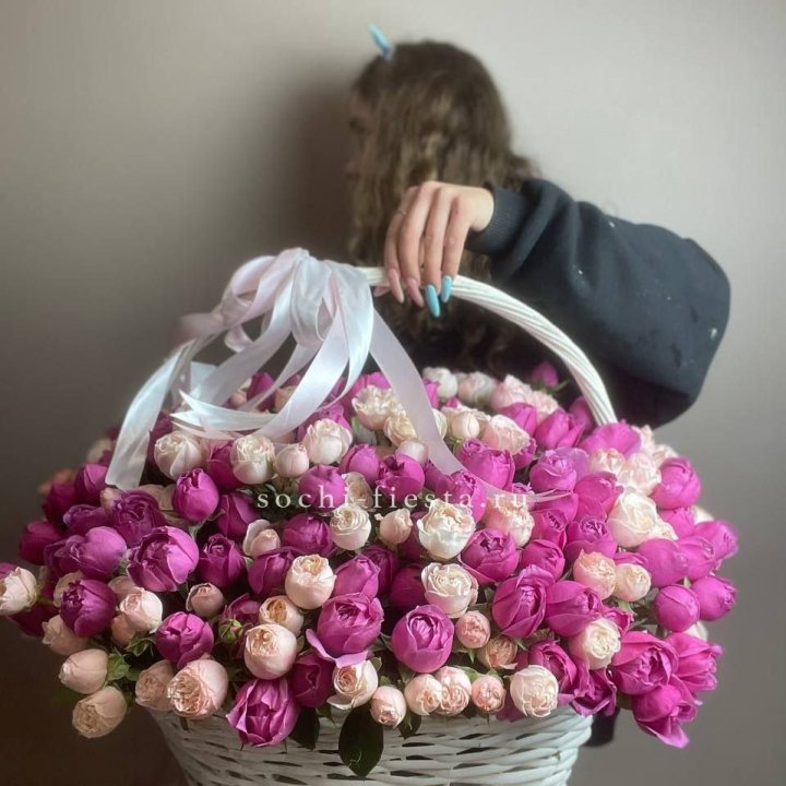 Премиум корзина пионовидных кустовых роз в Энгельсе